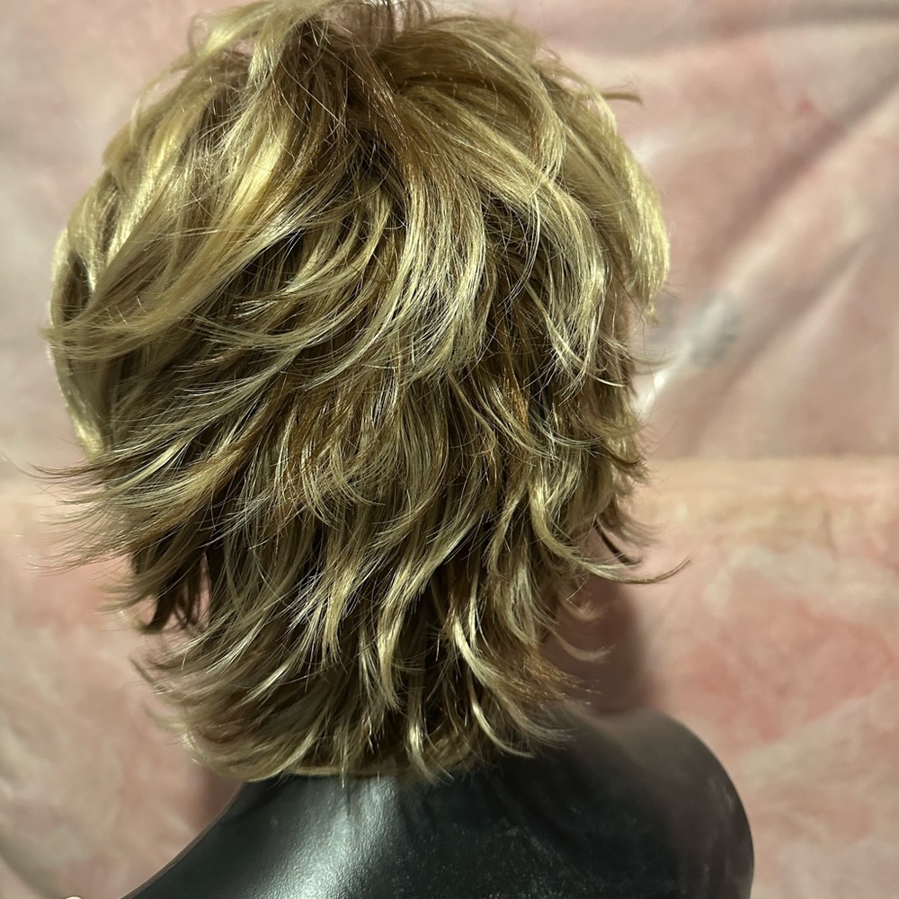 NWT Golden Layered Short Wig
